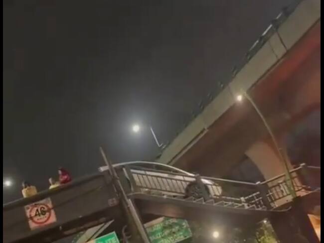¡Automovilista intenta cruzar con su auto un puente peatonal! | VIDEO