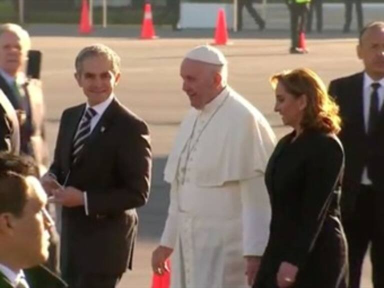 ​Mancera regala al Papa Francisco Ipod con canciones de los Ángeles Azules