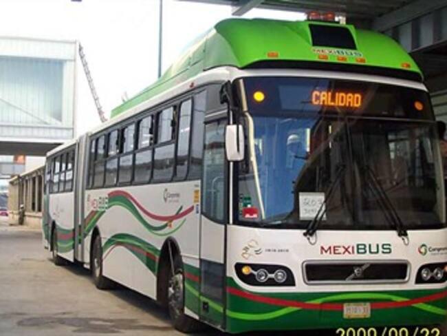 Suspenden servicio de Mexibús por volcadura de tráiler