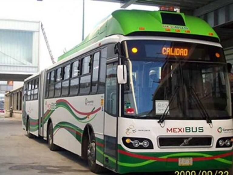Suspenden servicio de Mexibús por volcadura de tráiler