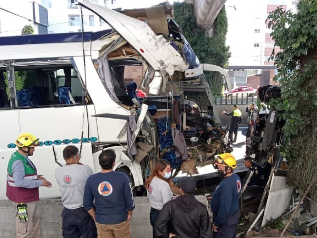 Suman 1 muerto y 55 heridos por choque de autobús en Periférico