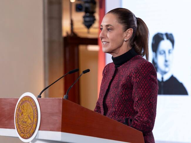 Pide Sheinbaum entrarle al debate sobre inteligencia artificial por fraudes digitales