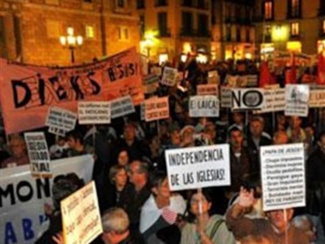 Miles de personas protestan en Madrid contra 'ostentosa' visita del Papa