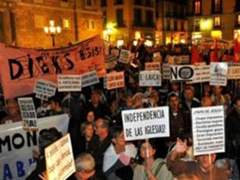 Miles de personas protestan en Madrid contra 'ostentosa' visita del Papa