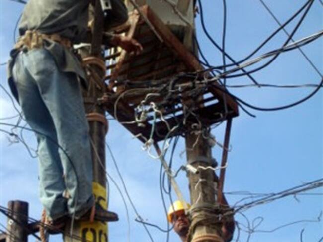 Flamazo en transformador subterráneo lesiona a trabajador en Reforma