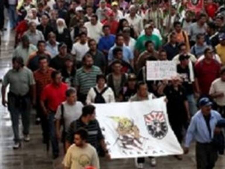 Protestan integrantes del SME en el Aereopuerto
