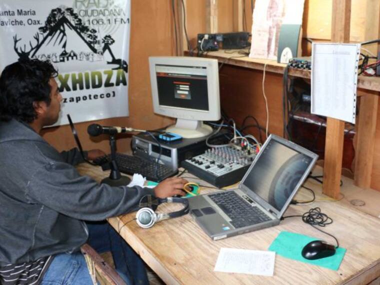 ¿Qué transmitían las radios comunitarias oaxaqueñas mientras fueron desalojadas?