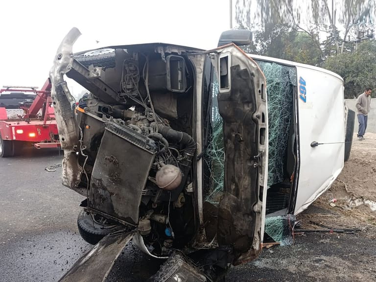 Volcadura en Circuito Exterior Mexiquense deja saldo de 13 personas lesionadas, además de afectaciones viales.