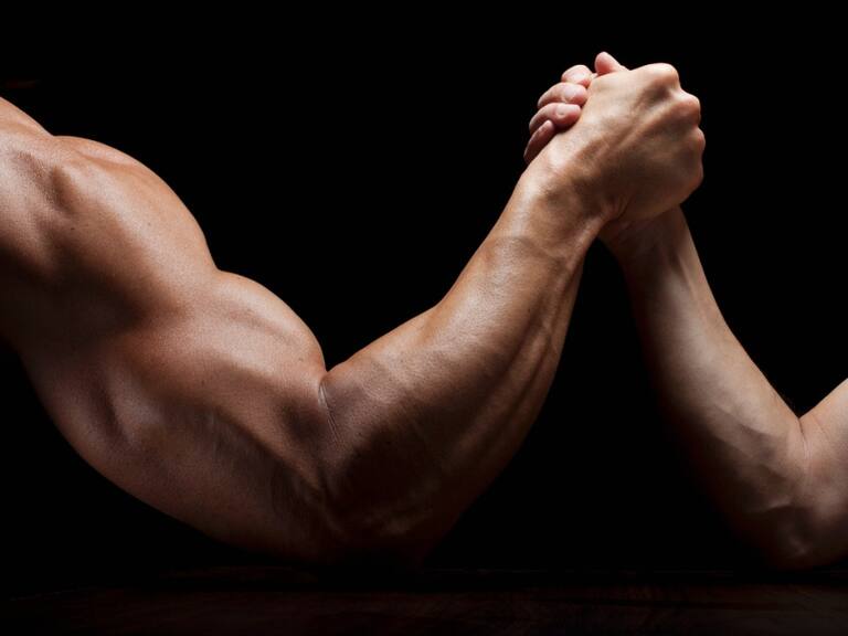 Albañil y Joven Fitness compiten para medir sus fuerzas en VIDEO de TikTok