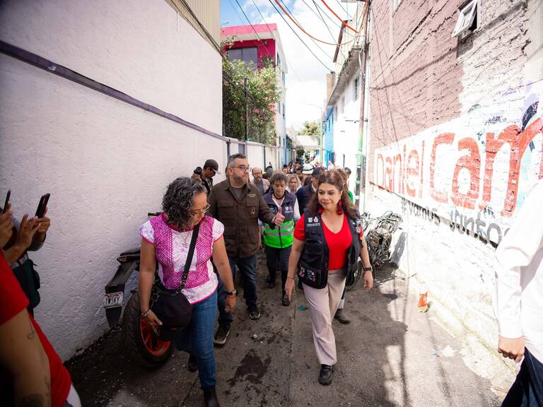 La jefa de gobierno de la CDMX, Clara Brugada realizó un recorrido por las zonas afectadas por las lluvias torrenciales en la alcaldía Magdalena Contreras.