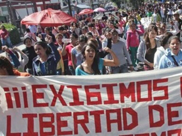 Vuelven normalistas a las movilizaciones en Michoacán