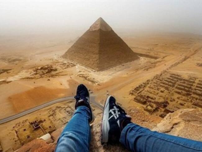 Joven elude seguridad y escala las pirámides de Giza
