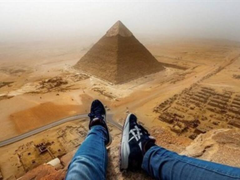 Joven elude seguridad y escala las pirámides de Giza