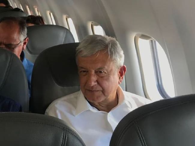 Piloto le pide a AMLO en alta voz que continúe el aeropuerto en Texcoco