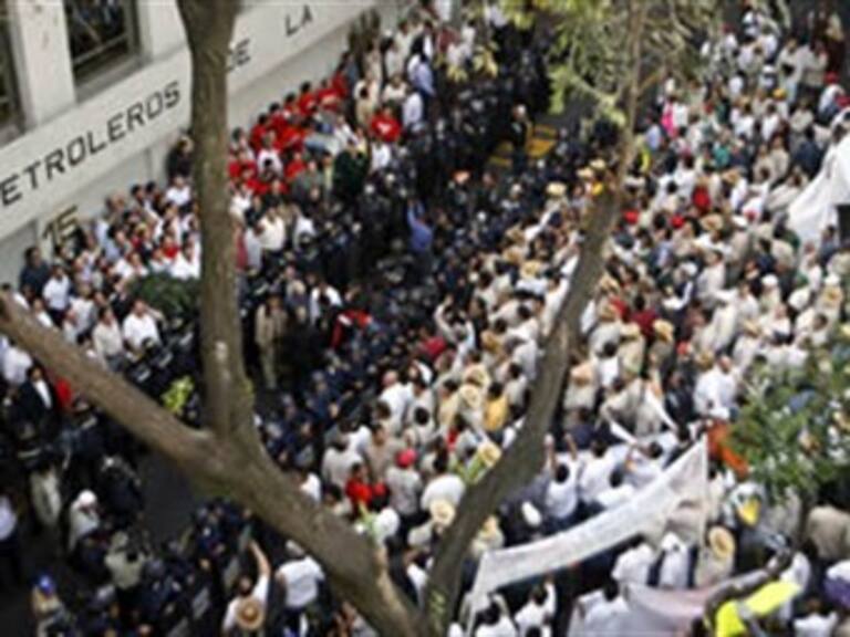 Arriba movilización de trabajadores petroleros al Zócalo