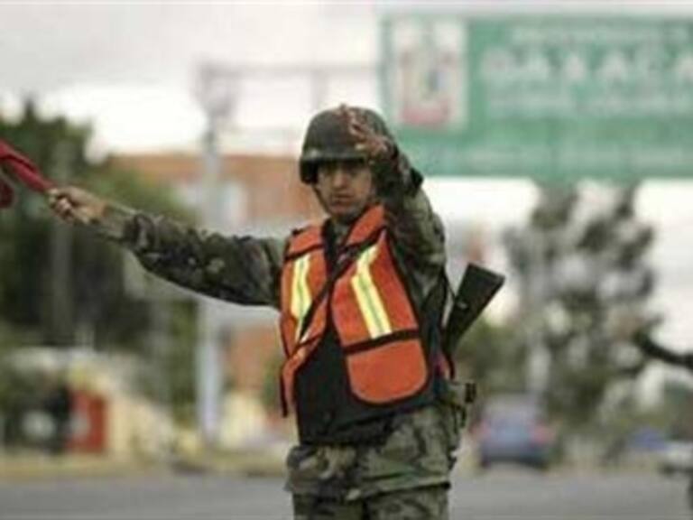 Reportan 2 muertos al burlar retén en Michoacán