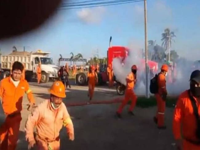 Policías y trabajadores se enfrentan en refinería de Dos Bocas