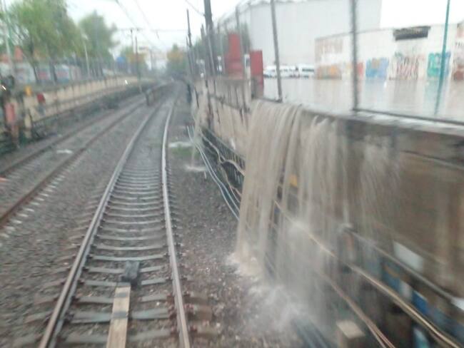 Línea A del Metro reanuda servicio tras retiro de agua por lluvias