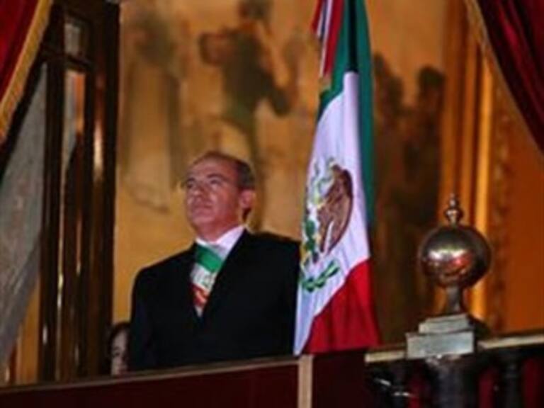 Encabeza Calderón el 'Grito' en el 201 aniversario de la Independencia