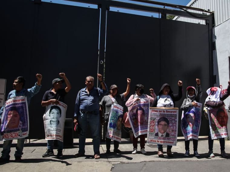 Reunión de madres y padres de los 43 desaparecidos de Ayotzinapa en Palacio Nacional