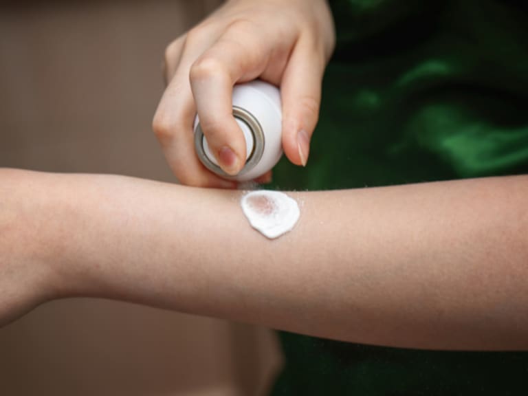 Científicos crearon un spray que sella heridas graves y profundas de forma casi instantánea.