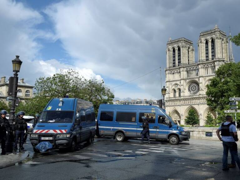 Policía de París neutraliza a un sujeto que agredió a un agente con un martillo