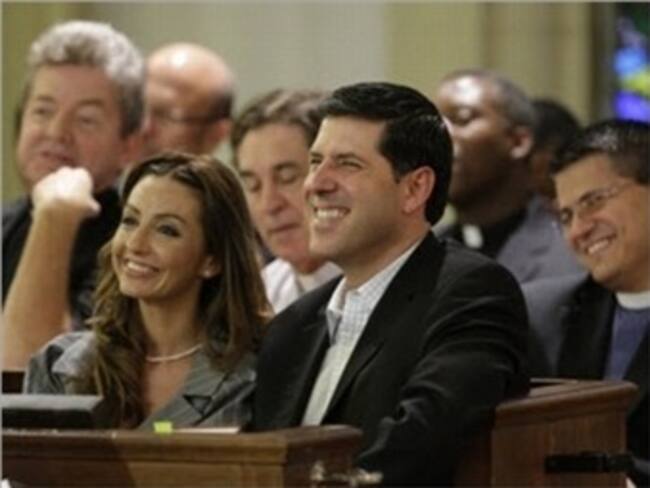 Critica ex sacerdote Alberto Cutié a Iglesia y presenta a su hija