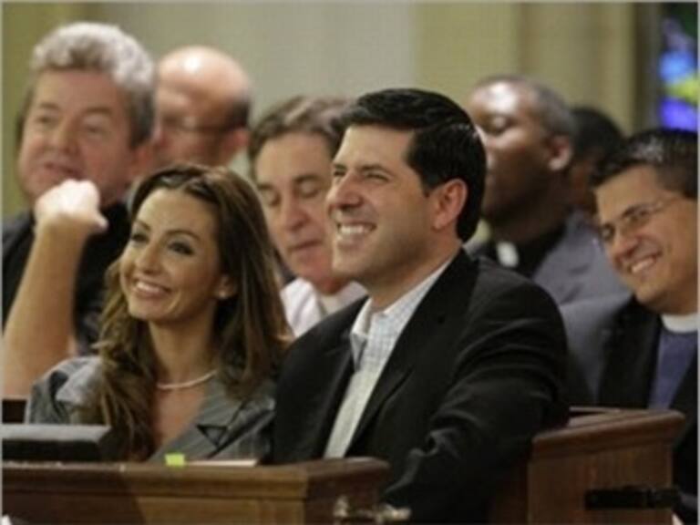 Critica ex sacerdote Alberto Cutié a Iglesia y presenta a su hija