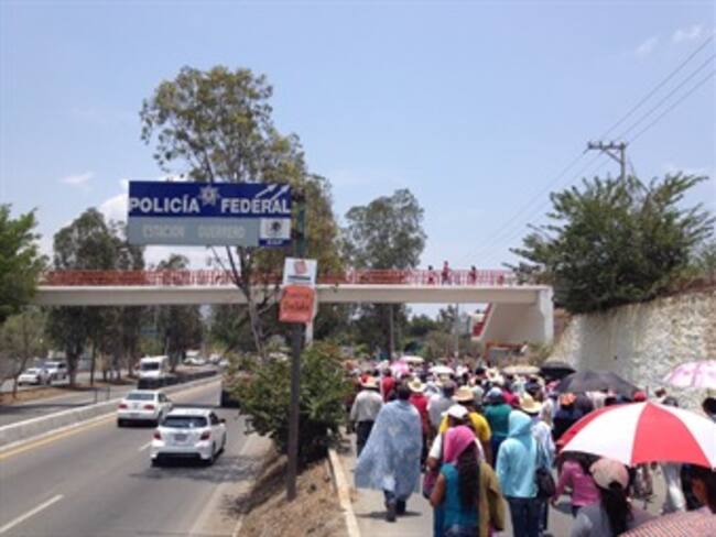 Marcha de normalistas de Ayotzinapa en apoyo a maestros de la CETEG