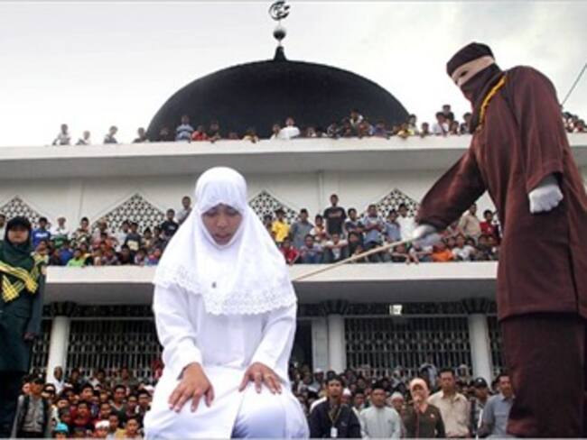 Azotarán a mujer por beber cerveza en Malasia