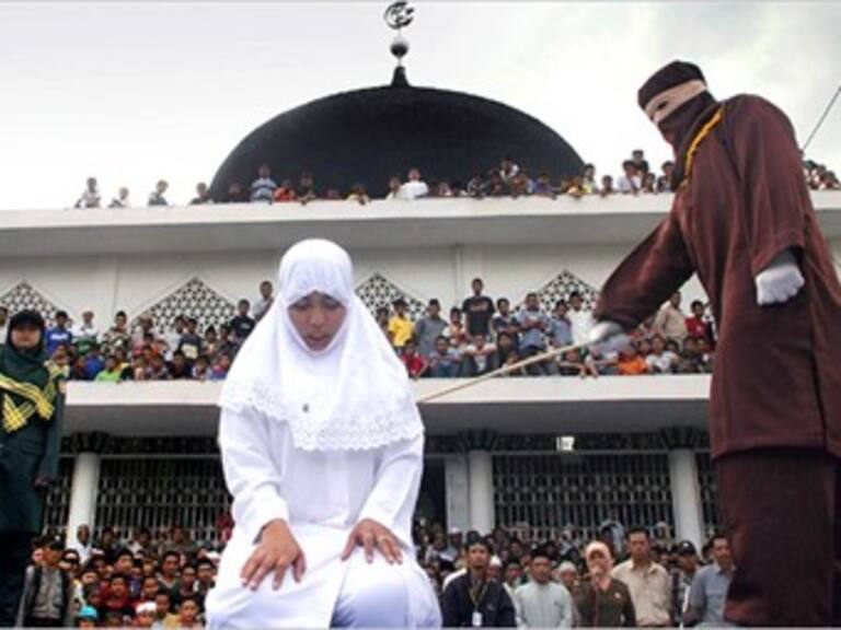 Azotarán a mujer por beber cerveza en Malasia