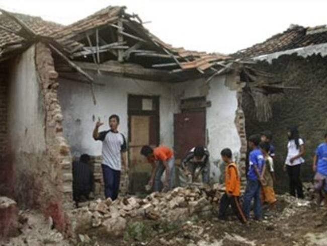 Obstaculizan lluvias rescate en Indonesia; habría mil 100 muertos