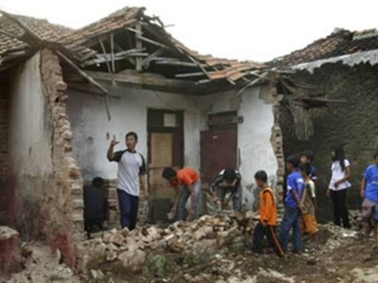 Obstaculizan lluvias rescate en Indonesia; habría mil 100 muertos