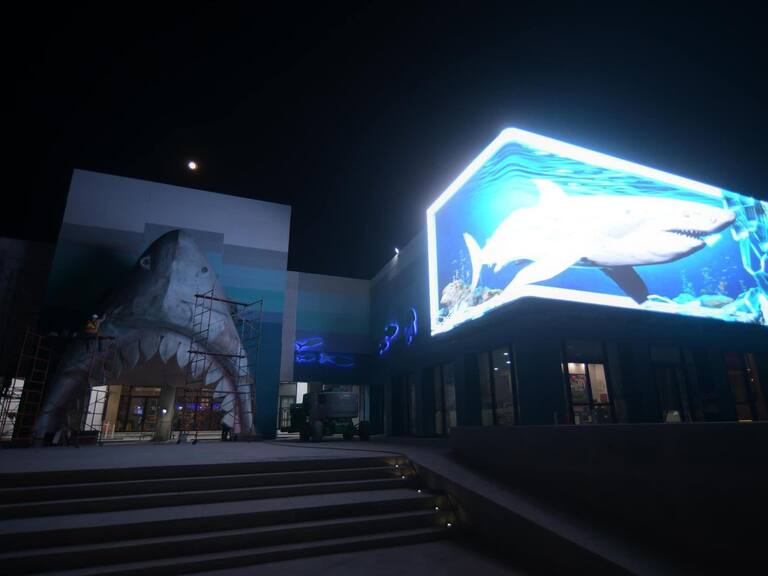 Instalan colosal pantalla interactiva en fachada del Aquarium de Veracruz