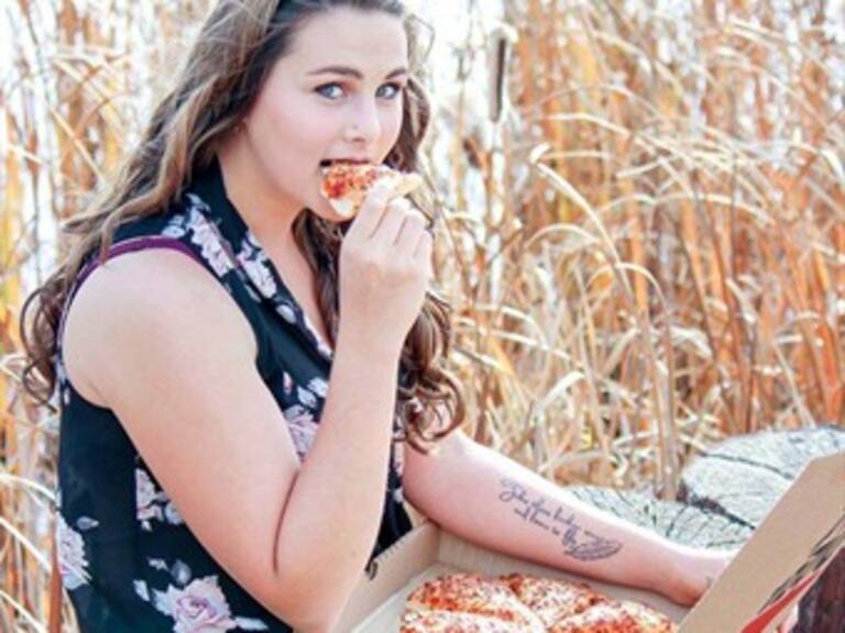 Mujer se harta de ser soltera y anuncia que su verdadero amor es... la pizza