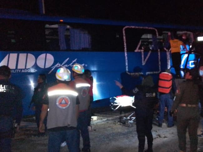 Impacta autobús de pasajeros contra tractocamión, fallecen cuatro personas