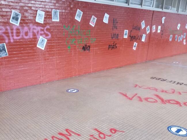 Encapuchadas protestan en la Facultad de Medicina por casos de violencia