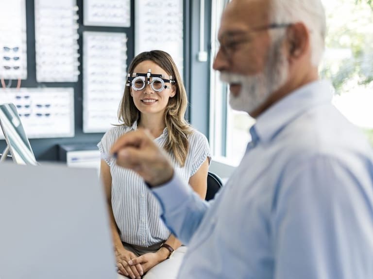Los niños que usan dispositivos más de 2 horas al día, tienen mayor probabilidad de requerir lentes