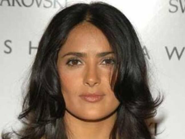 Protestan franceses por nombramiento otorgado a Salma Hayek