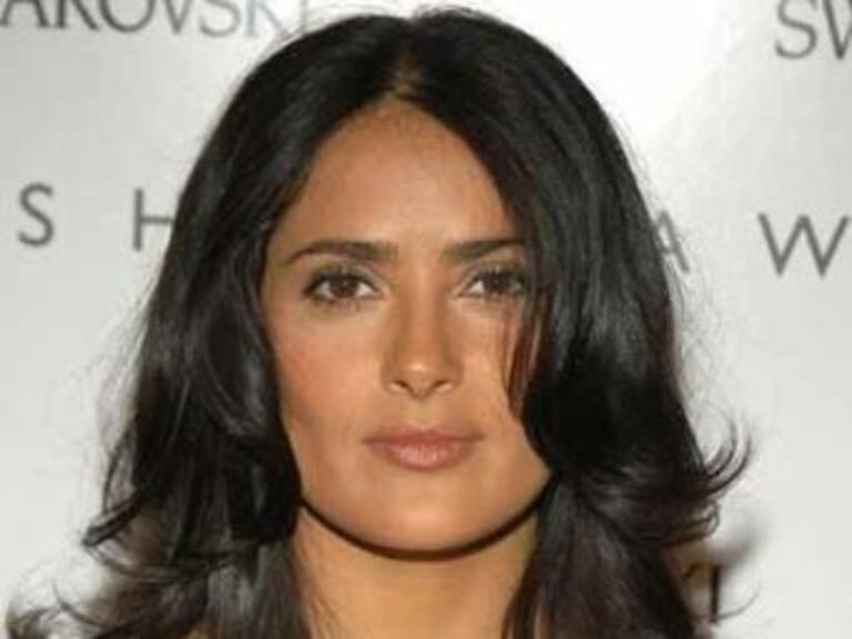 Protestan franceses por nombramiento otorgado a Salma Hayek