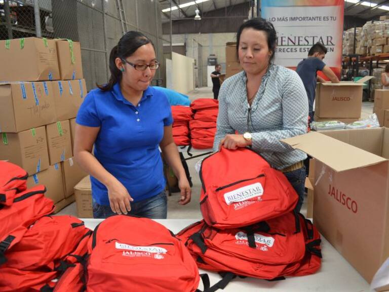 Guadalajara inicia entrega de paquetes escolares