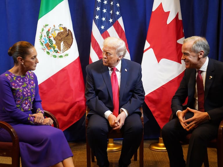 Al concluir el sorteo de la Copa Mundial 2026 la presidenta Claudia Sheinbaum se reunió con el presidente de Estados Unidos, Donald Trump y el primer ministro de Canadá, Mark Carney.