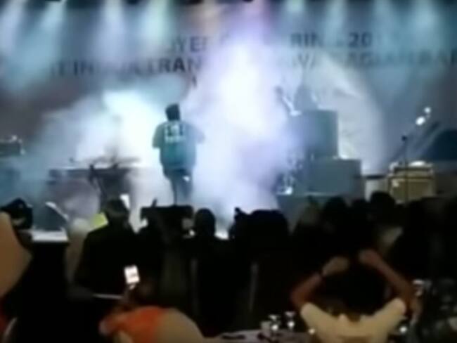 [VIDEO] Captan momento cuando tsunami irrumpe en concierto en Indonesia