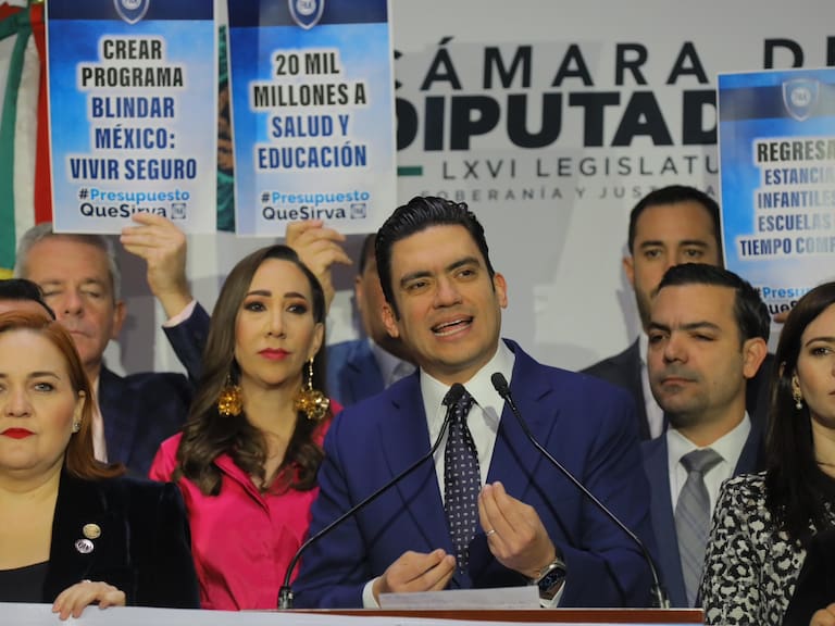 El líder nacional del PAN, apoyado por legisladores, presentó una alternativa presupuestal, tras rechazar el PEF de Morena.