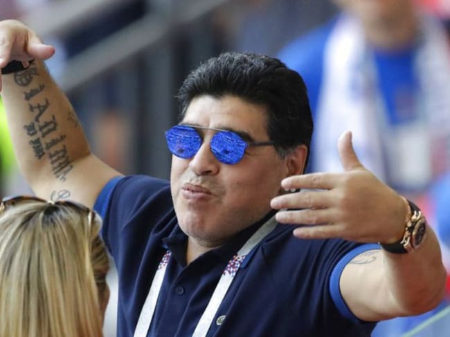 Famosa vedette exhibe romance con Maradona