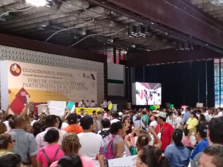 Maestros de CETEG interrumpen foro educativo de AMLO en Guerrero