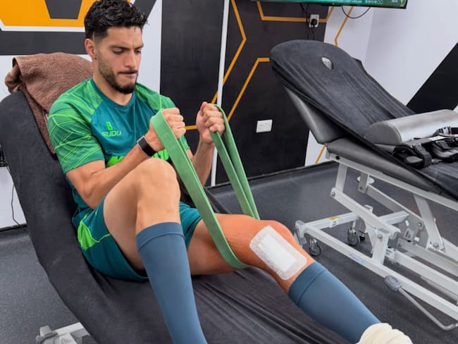 Raúl Jiménez muestra su rehabilitación tras cirugía de rodilla: ¿Cuándo vuelve a las canchas?