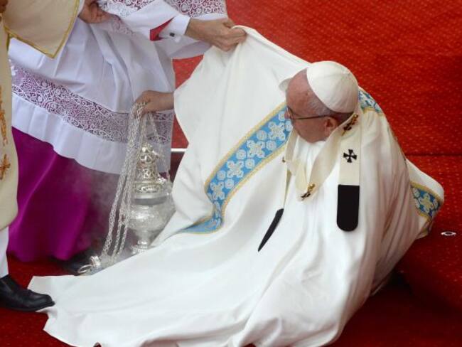El papa Francisco se cae durante misa en Polonia