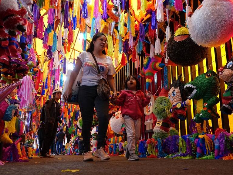 Preparándose para los festejos, capitalinos acuden a realizar compras navideñas