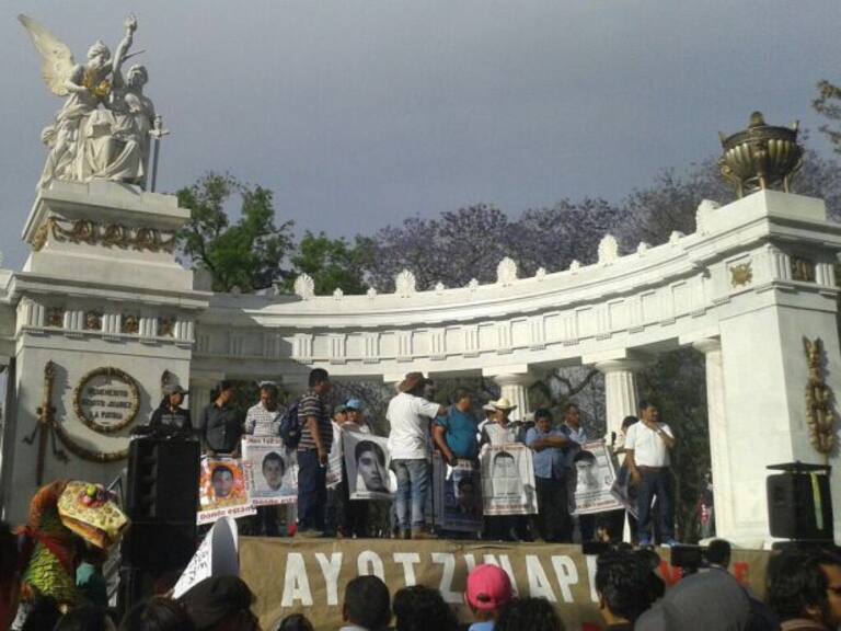 Marchan en la #CDMX padres de los normalistas de #Ayotzinapa, a 18 meses de su desaparición